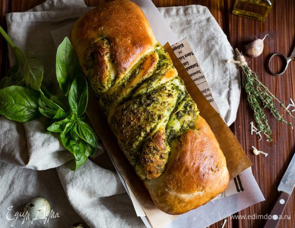 Выпекайте при температуре 190°С в течение 30 минут, затем переверните противень и выпекайте еще 10 минут до румяной корочки.