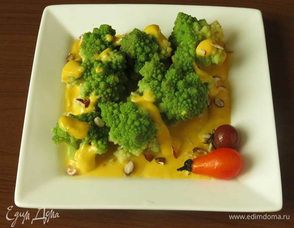 Капусту выкладываем на блюдо, солим, поливаем соусом и посыпаем миндалем.