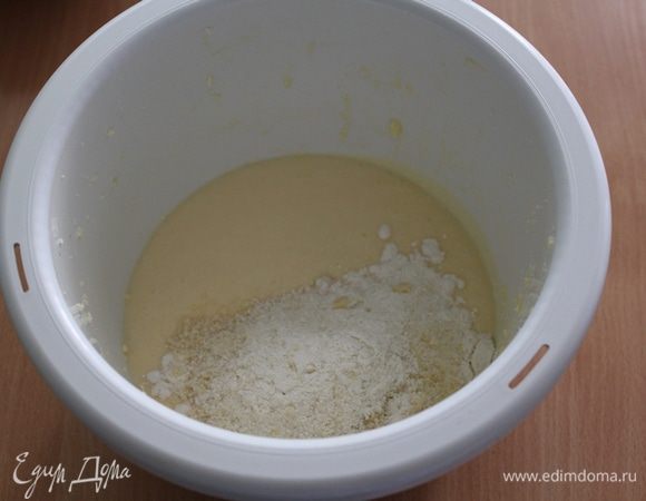 Частями ввести мучную смесь, затем кефир, перемешать.