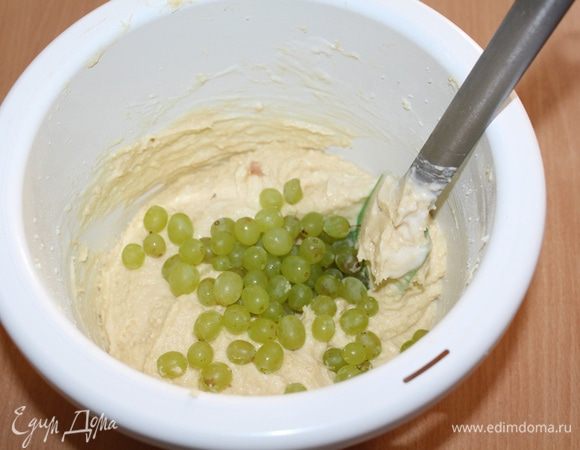 Часть винограда добавить в тесто, аккуратно перемешать.