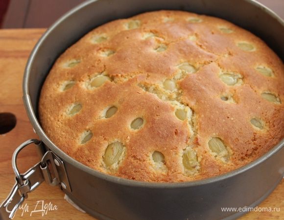 Выпекать в разогретой духовке при 180°С 35 — 40 минут.