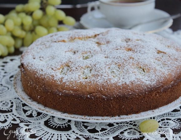 Посыпать сахарной пудрой.