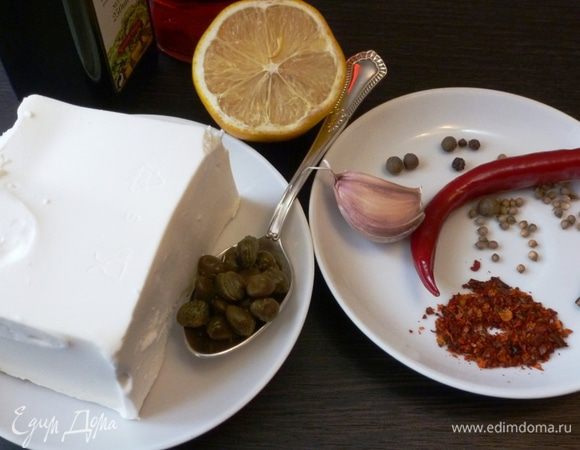 Брынзу нарежем кубиками или брусочками. 