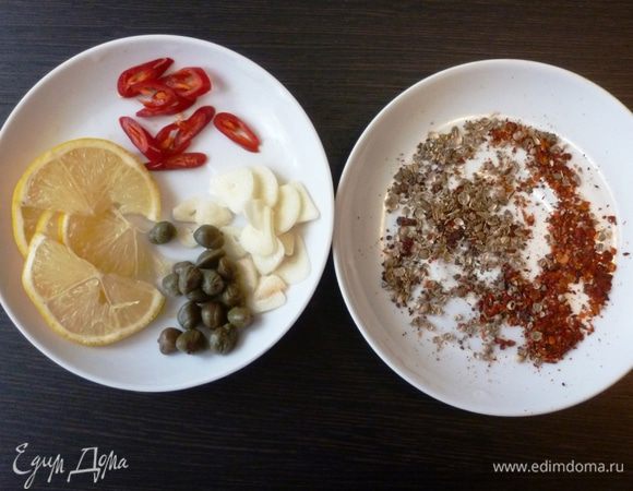 Бутон гвоздики, перец горошком, кориандр размять в крупную крошку. От лимона отрезать 2 — 3 колечка, с остальной части счистить цедру и выдавить сок. Чили нарезать тонкими колечками, чеснок — слайсами.