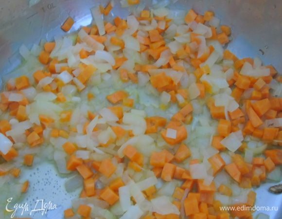 Морковь нарезать кубиками, лук и чеснок мелко измельчить. Перец чили освободите от семян и нарежьте. Разогреть растительное масло и припустить лук, чеснок, чили и морковь.