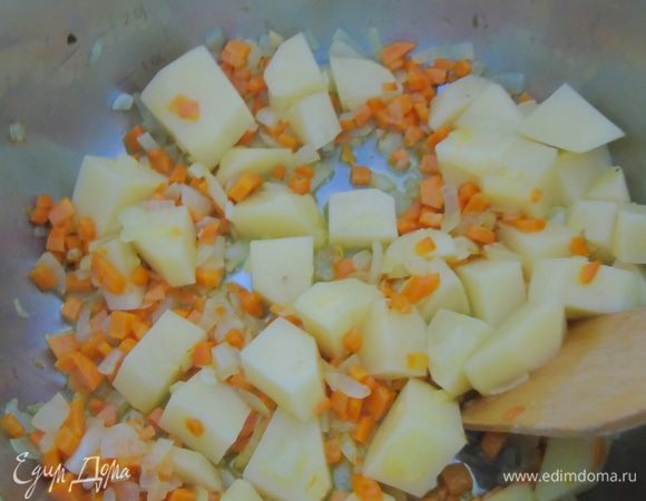 Добавьте нарезанный картофель, который лучше нарезать не крупно, потушите 5 минут.
