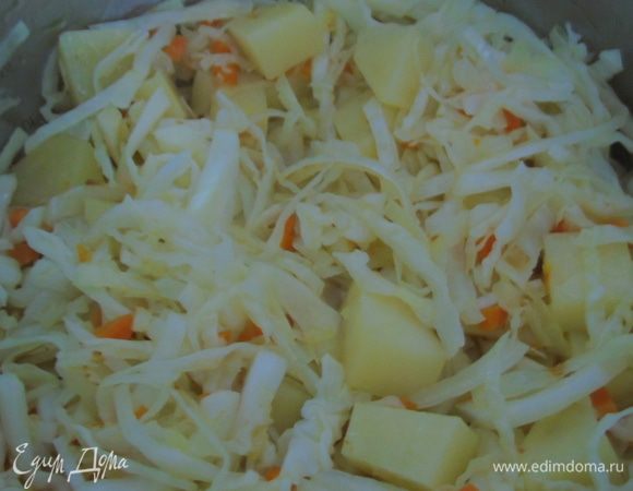 Добавьте к овощам нашинкованную капусту, потушите еще 5–7 минут. Добавьте карри, соль, перец и влейте воду. Как закипит, варите минут 7–10. 