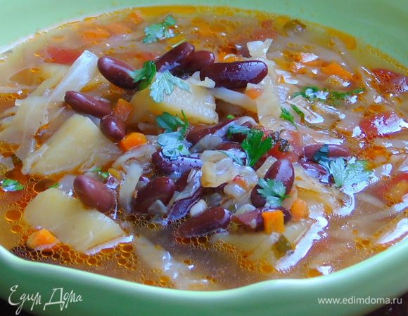 Добавьте в суп помидоры и фасоль, готовьте еще 7–10 минут. Выключите огонь, накройте крышкой и дайте настояться минут 5.