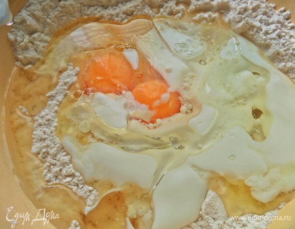 Влить молоко и масло. Если масло будет ароматное, пирог заиграет новым вкусом.