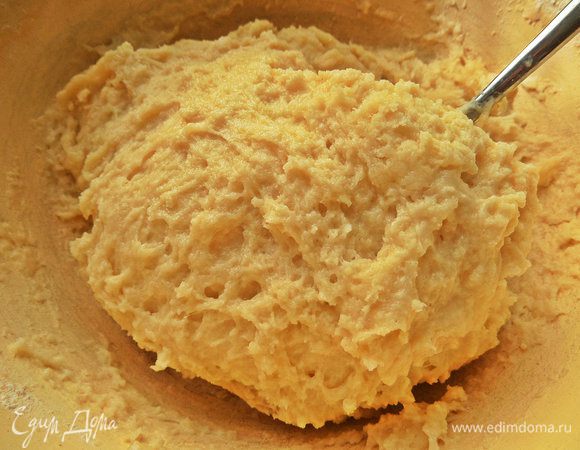 Тесто не крутое, липкое и воздушное. Возможно, даже как густая сметана по структуре.