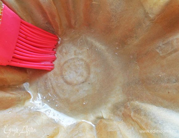 Формы для кексов застелить пергаментом. Смазать маслом бумагу.