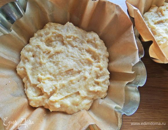 Распределить тесто поровну на 2 пирога.