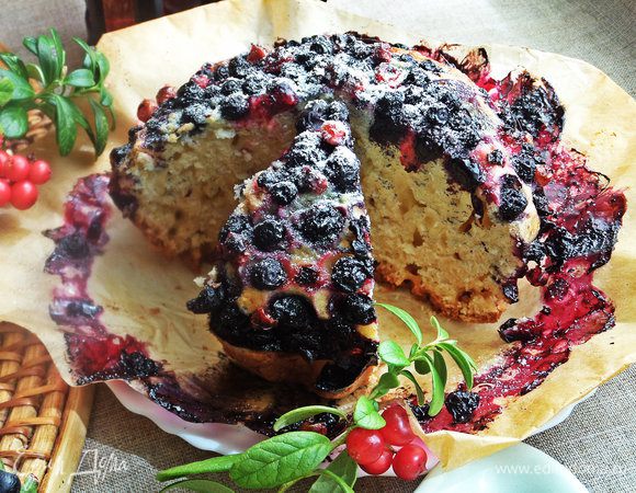 Как видите, ягод можно было насыпать и больше, тесто поднимается хорошо.