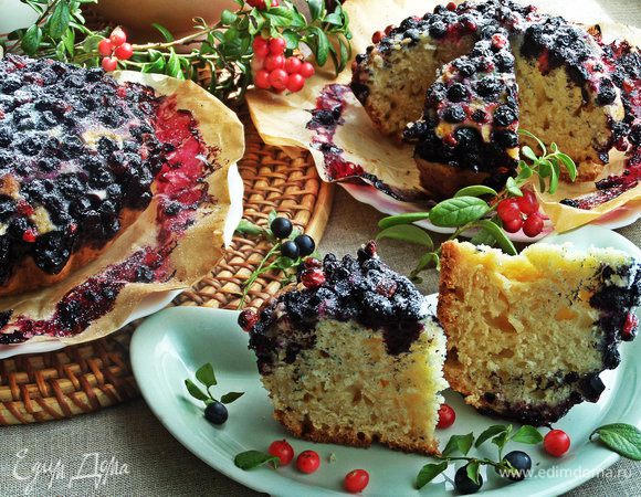 Ароматный, пропитанный слоем ягод бисквитный пирог, очень вкусный, думаю, много зависит от качества добавленного масла.