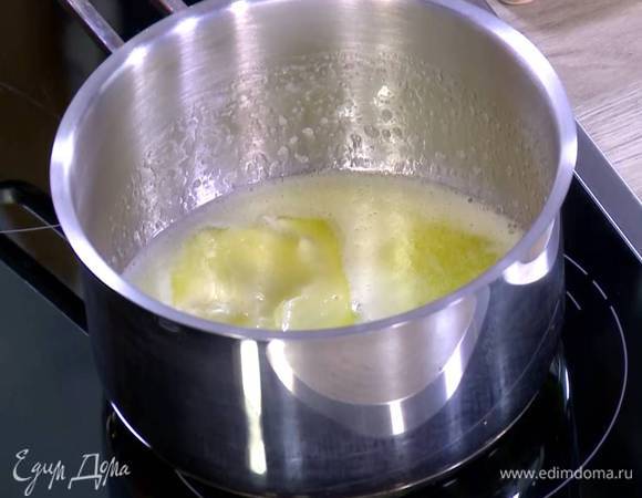 Сливочное масло растопить на медленном огне.