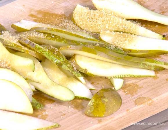 Груши, удалив сердцевину, нарезать тонкими ломтиками, полить лимонным соком и посыпать 1 ст. ложкой сахара.