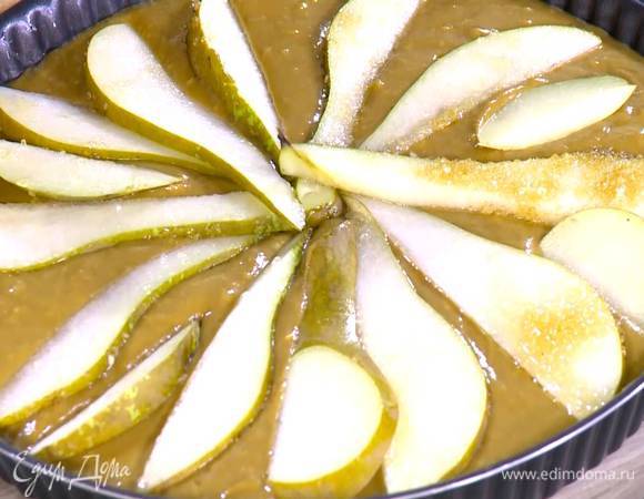 На груши равномерно вылить тесто, сверху веером разложить оставшиеся груши.