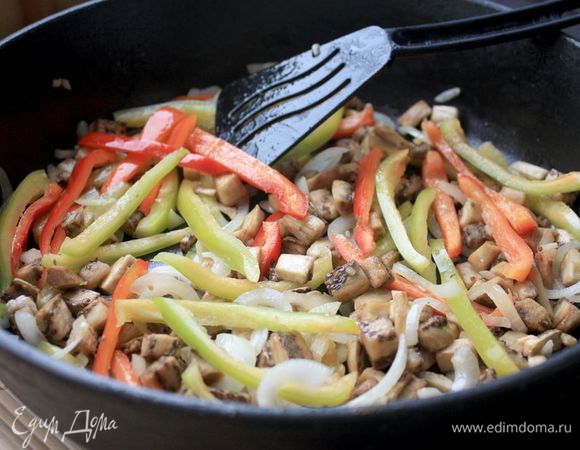 Баклажаны нарежьте пластинами, посыпьте солью и оставьте на полчаса, чтобы они дали сок. После промойте водой, хорошо просушите и нарежьте кубиками. Из перца удалите семечки и перегородки, также нарежьте.
В отдельной сковороде обжарьте лук до прозрачности, после чего добавьте к нему баклажаны и перец. Влейте в овощи вино и дайте ему выпариться.