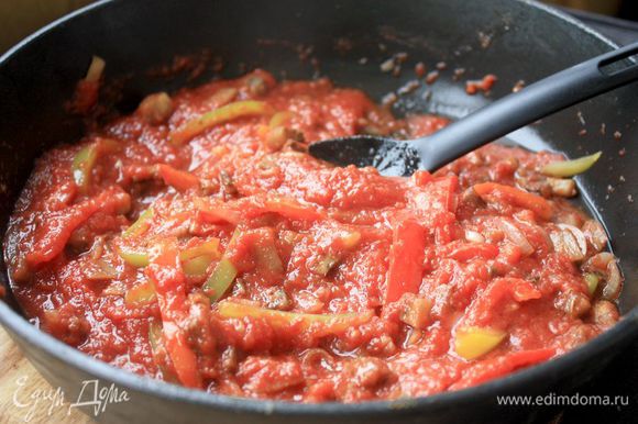 После того, как вино выпарится, добавьте к овощам томаты в собственном соку (здесь отлично подойдут томаты «Помидорка») и тимьян, тушите 3 — 5 минут.