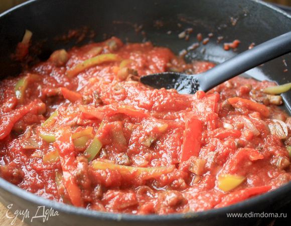 После того, как вино выпарится, добавьте к овощам томаты в собственном соку (здесь отлично подойдут томаты «Помидорка») и тимьян, тушите 3 — 5 минут. 