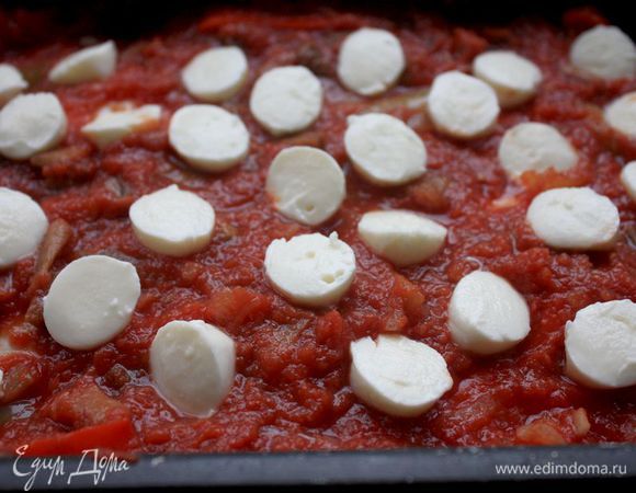 Возьмите форму для запекания. На дно формы выложите курицу, поверх нее — овощную смесь. В произвольном порядке украсьте моцареллой (я использовала половинки от мини моцареллы) и отправьте в разогретую духовку на 10 — 15 минут при 150°С. За это время курица дойдет до готовности и отлично «подружится» с овощами. 

Готовое блюдо можно незамедлительно подавать к столу (пока моцарелла еще расплавлена).

Приятного аппетита!