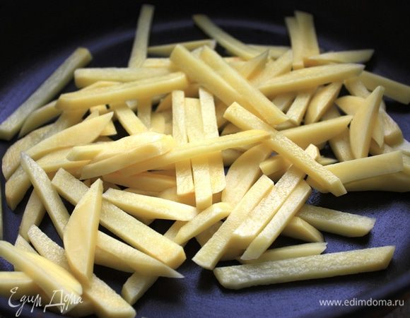 Картофель очистите от кожуры, тщательно обсушите салфеткой и нарежьте соломкой. Обжарьте на кунжутном масле Biolio до полуготовности.