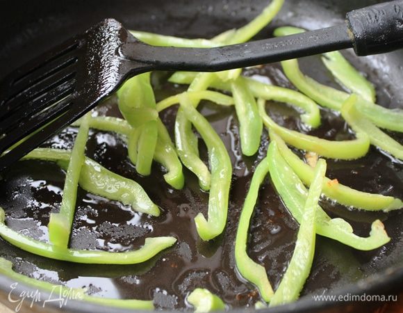 Удалите из перца семечки и перегородки, разрежьте на тонкие ломтики и также обжарьте до полуготовности на кунжутном масле Biolio.