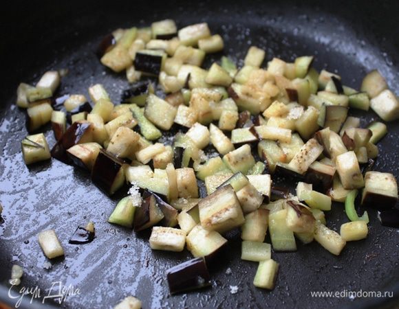 Баклажаны нарежьте пластинками, посыпьте солью и оставьте на полчаса, чтобы выделился сок. Промойте от сока, тщательно просушите и нарежьте небольшими кубиками. Обжарьте на кунжутном масле от Biolio до полуготовности, в конце добавьте сахар и обжаривайте еще буквально пару минут.