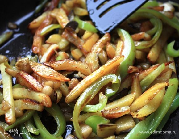 Соедините все овощи вместе, полейте соевым соусом и обжаривайте буквально 5 минут. Разведите крахмал в воде, аккуратно влейте разведенный крахмал в овощи и тщательно перемешайте. После чего тушите овощи до готовности (максимум 10 минут).

 Добавьте измельченный чеснок и подавайте к столу. Приятного аппетита!