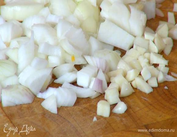 Лук и чеснок почистить и крупно нарезать.