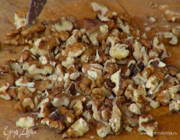 Грецкие орехи поломать руками или порубить ножом, так чтобы остались крупные кусочки.