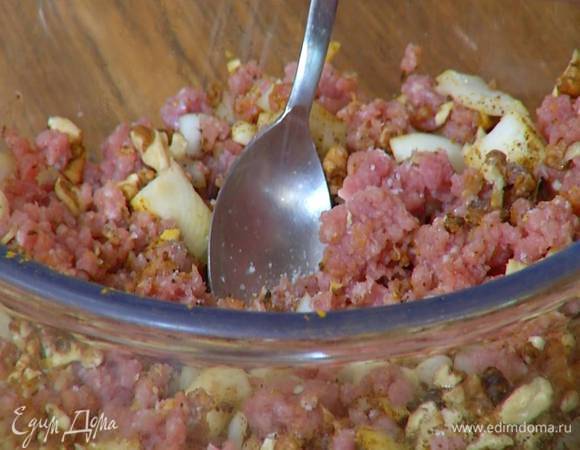 Соединить лук и чеснок с орехами, всыпать сванскую соль, тмин, куркуму, по щепотке перца и соли, добавить телячий фарш, все перемешать.