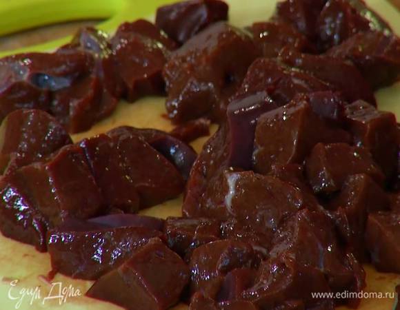 Печень, удалив пленки, нарезать небольшими кусочками, добавить к фаршу с орехами и перемешать.