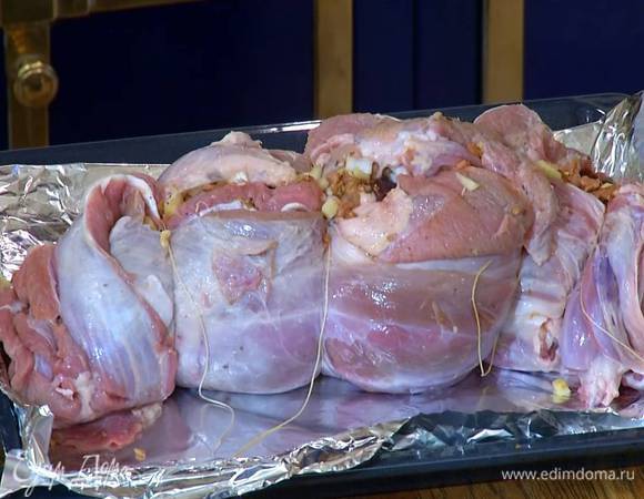 Края мяса соединить и скрепить нитками, телятину посолить, поперчить, сбрызнуть оливковым маслом и прикрыть с боков свободными краями фольги.