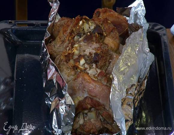 Отправить телятину в разогретую духовку, через 30 минут понизить температуру до 170°С и запекать мясо еще около полутора часов до готовности, затем дать ему отдохнуть 15 минут.