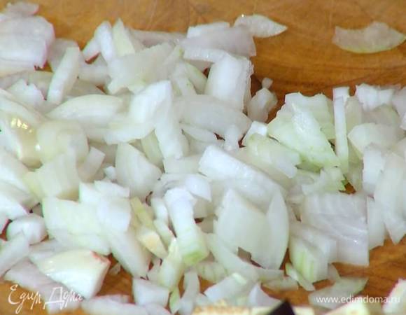 Лук почистить и мелко порубить.