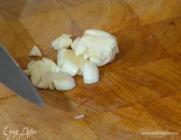 Чеснок почистить и раздавить плоской стороной ножа.
