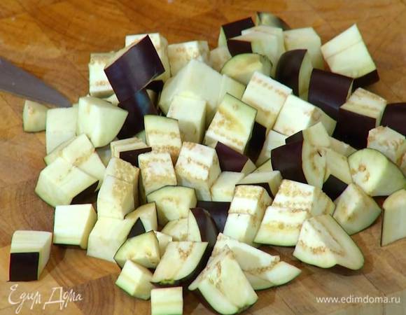Баклажаны и кабачок нарезать небольшими кубиками.