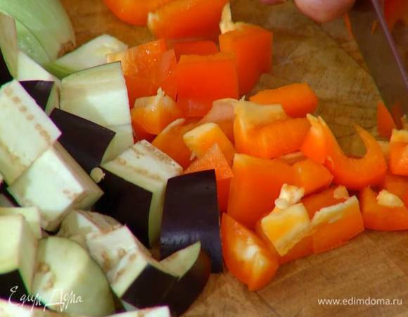 Сладкий перец, удалив плодоножку с семенами, нарезать небольшими кусочками.