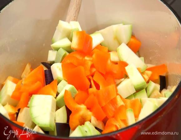 Добавить нарезанные баклажаны, кабачок и сладкий перец, все перемешать и еще немного посолить.