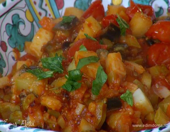 Базилик порвать руками и посыпать готовые овощи.