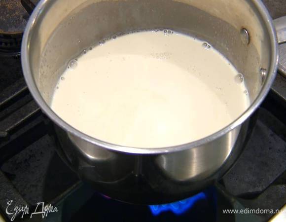 Сливки влить в кастрюлю, добавить 100 г коричневого сахара и ванильный сахар и довести все до кипения, так чтобы сахар полностью растворился.