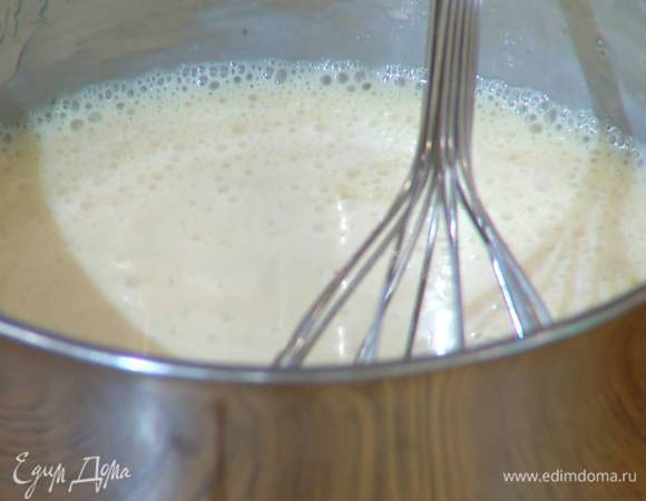 Всыпать желатин и перемешать все венчиком, затем влить ряженку и еще раз перемешать.