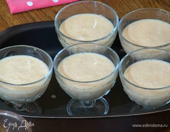 Сливочную смесь разлить в стеклянные креманки и отправить в холодильник на 2 часа.