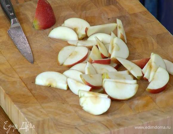 Яблоки, удалив сердцевину, нарезать тонкими дольками.