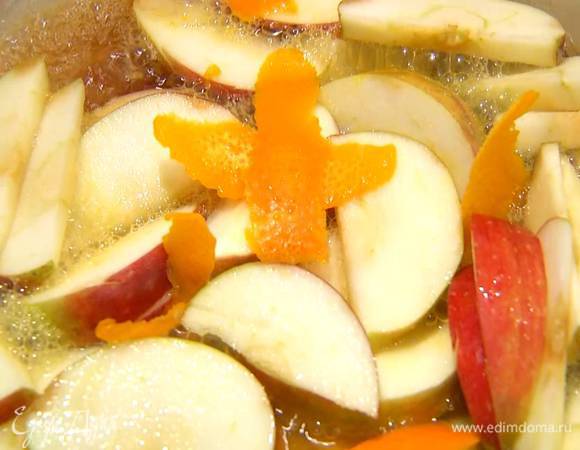 Приготовить соус: в сковороду всыпать оставшийся сахар, добавить яблочные дольки, апельсиновую цедру, влить апельсиновый сок и имбирный напиток и прогревать все на медленном огне, так чтобы яблоки закарамелизировались.