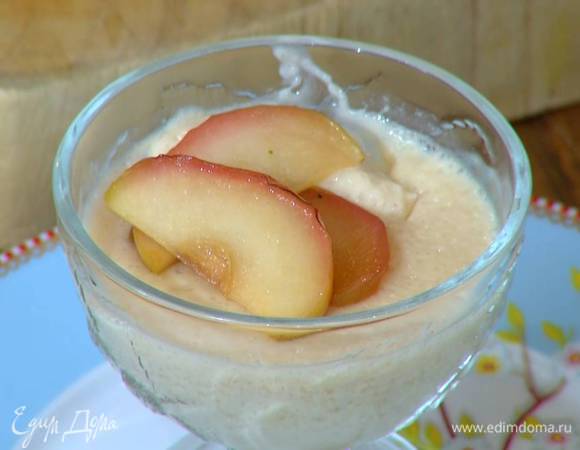 Застывшую панна котту подавать с карамельным яблочным соусом.