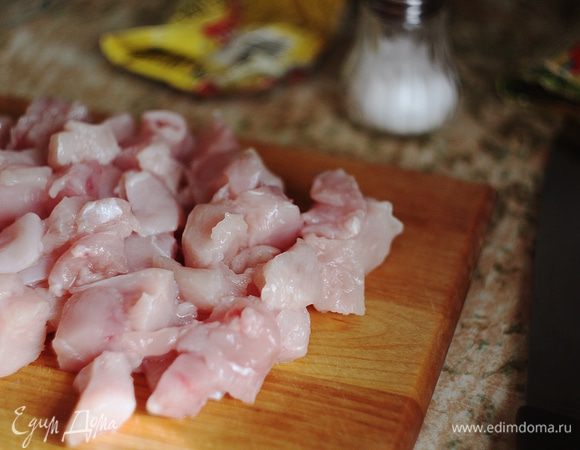 Куриное филе тщательно промыть, обсушить бумажными полотенцами, чтобы убрать лишнюю влагу, и нарезать на небольшие кусочки.