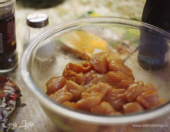 Добавить соль, перец, приправы (по вкусу), соевый соус, хорошо все перемешать и поставить в холодильник мариноваться на 1 час. Можете взять чуть меньше соуса, на качестве маринада это не скажется. Имбиря нужно совсем немного, а вот карри можно добавить побольше.