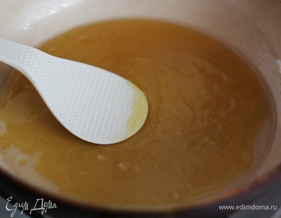 Когда куриное филе уже замариновалось, нужно разогреть на сковороде растительное масло и добавить мед. Подождать, пока мед подтает, и перемешать его с растительным маслом, чтобы он распределился по всей сковородке.